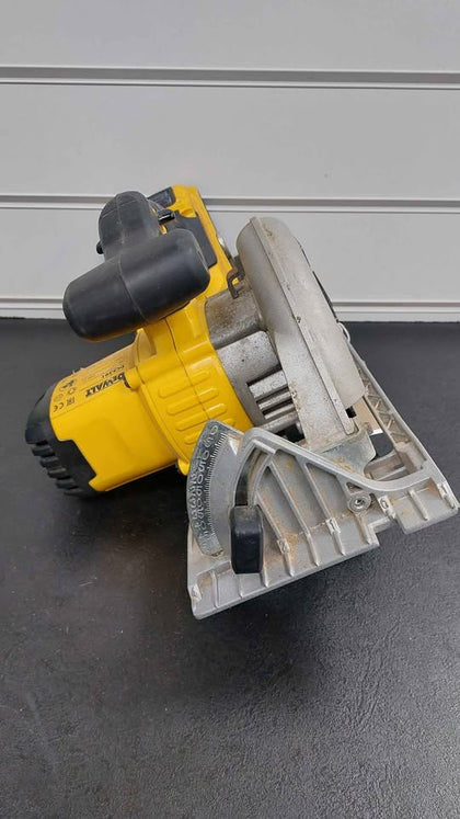 DeWALT DCS391 CIRCULAR SAW WITH 18V 2.0ah tool is worn but in working odder ref pic unboxed