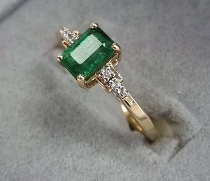 9ct Gold Ring With Green /Clear Stones Size 