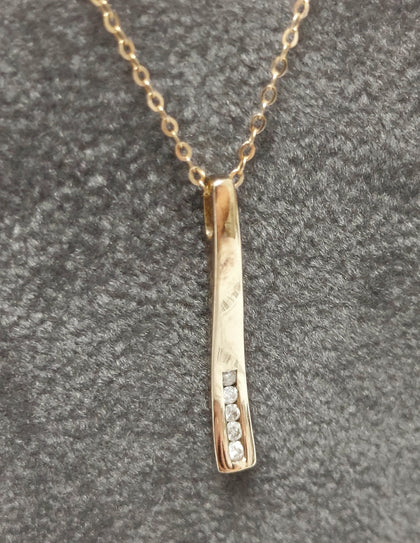 9ct Yellow Gold Diamond Bar Pendant Necklace - 18