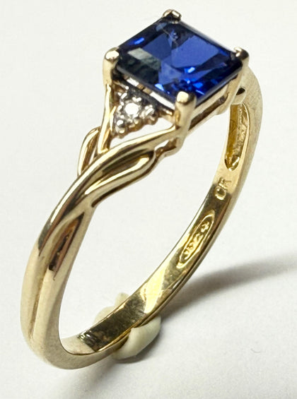 9CT GOLD RING WITH BLUE STONE SIZE L1/2