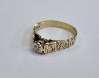 9ct gold diamond ring size R