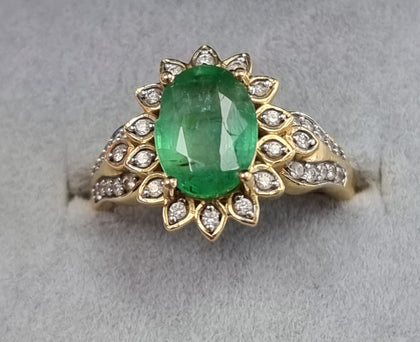 18ct Gold Ring with Green/Clear Stones Size O