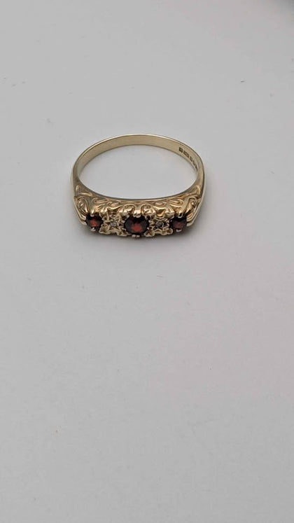 Vintage 9ct Yellow Gold Garnet & CZ Ring – Size Q – 2.22 Grams – Classic Gemstone Design
