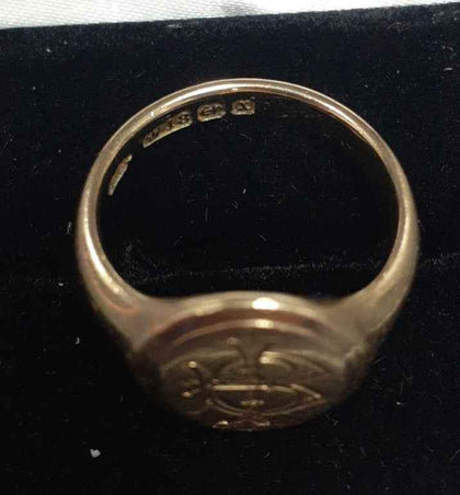 18CT - Yellow Gold Engraved Signet ring - 12.4g - size P.