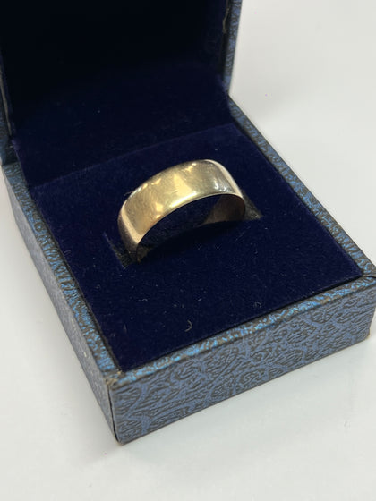 9CT GOLD BAND RING SIZE R  3.4gr