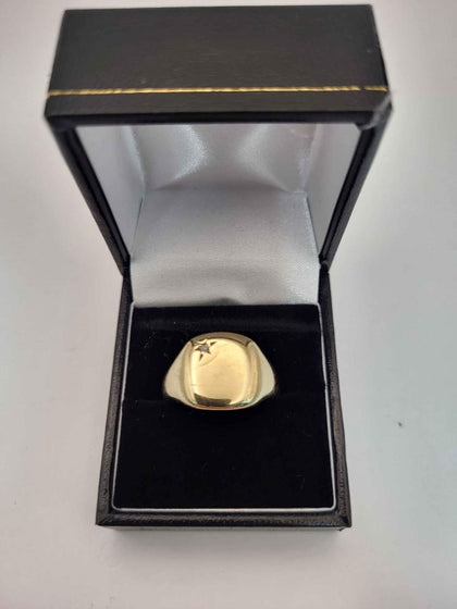 9ct yellow gold signet ring - 6.6g - Size T. Hallmarked.