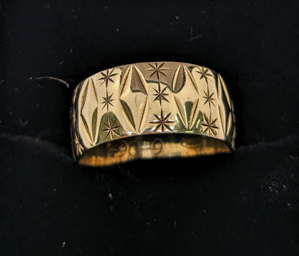 375 9CT HALLMARKED, BAND WITH FULL ENGRAVINGS, SIZE N/6.5, 4.3G, BOXED