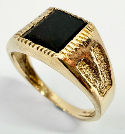 9ct yellow gold signet ring with onyx stone size P 1/2