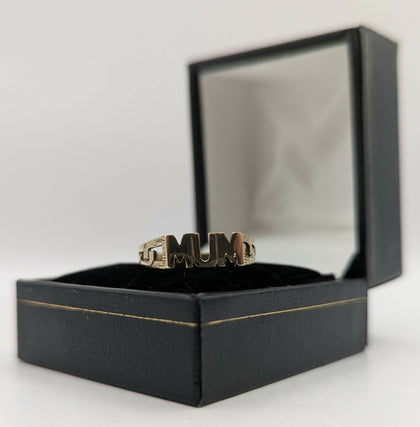 375 9CT HALLMARKED, YELLOW GOLD, MUM RING ON BAND, Size T, 1.71G, Boxed