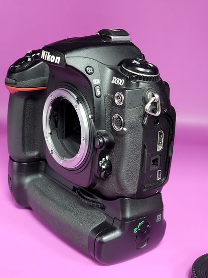 Nikon D300 DSLR Body / Battery Grip