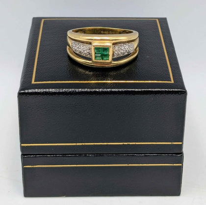 9CT 375 YELLOW GOLD RING, WITH STONES. 4.5G, SIZE:R/60, BOXED