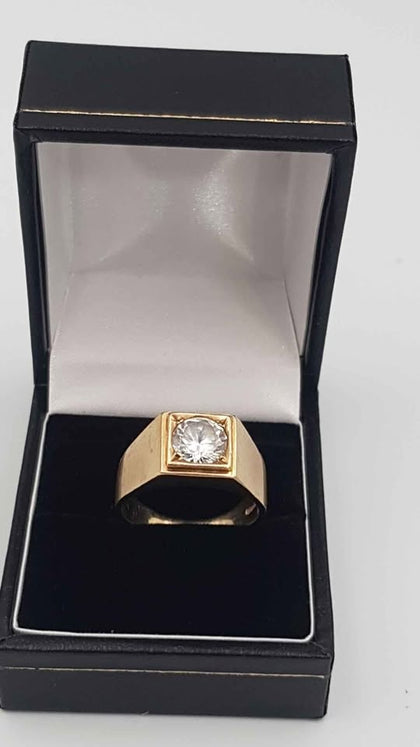 Mens 9ct Ring 6.5g with clear centre stone with presentation box Size S