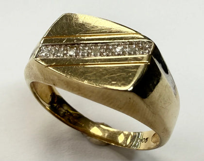 9ct YELLOW GOLD SIGNET RING SIZE V