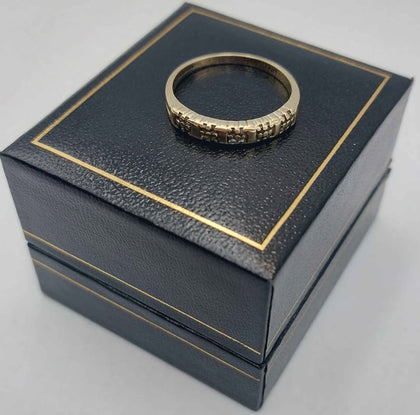 9ct yellow gold ring with white stones 2g Boxed size R hallmarked