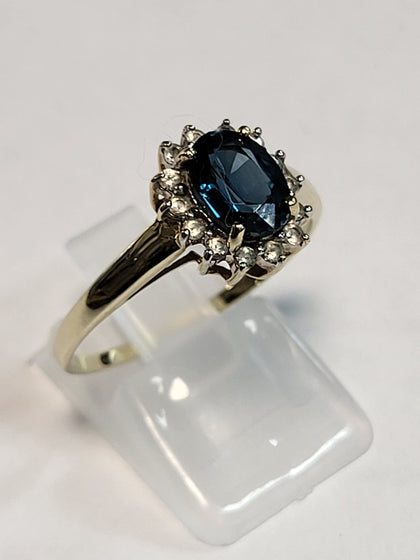 9ct Yellow Gold Ring with Green and Clear Stones - Size U - 2.61g total