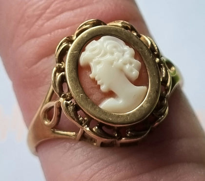 9ct Gold Cameo Ring.