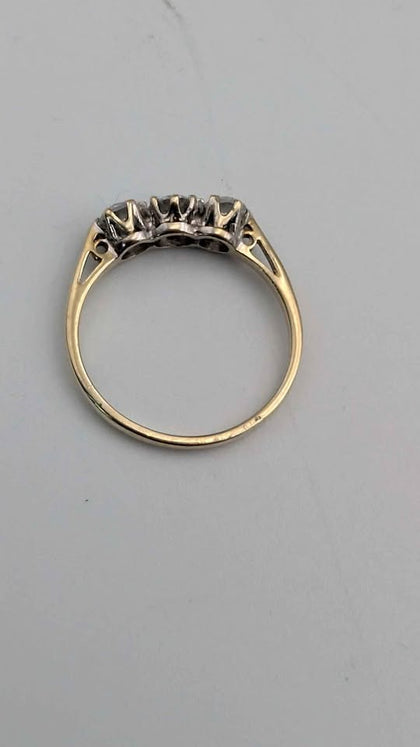 9ct Yellow Gold Ladies Ring With Clear CZ Stones - Size L - 1.47 Grams