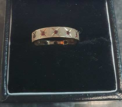 9CT - Yellow Gold Ring With Red Stones - Size K. Hallmarked