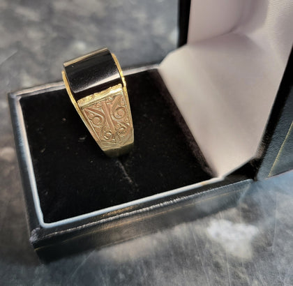 9ct Yellow Gold and Black Stone Ring - Sie T - 6.15g