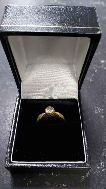 9ct gold ring with diamond, weight 2.15g, size k