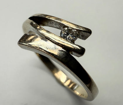 14CT GOLD STATEMENT RING WITH DIAMOND SIZE M