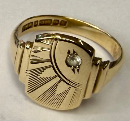 9CT Gold Patterned Sunburst Signet Ring Size R 1/2