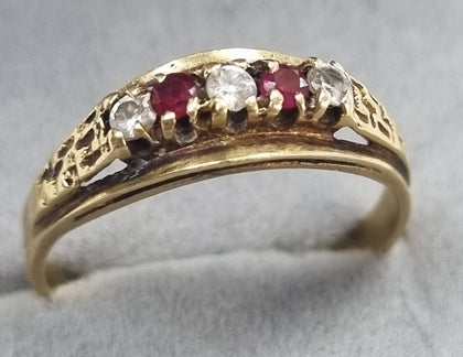 9ct gold gold ring with clear + red stones.