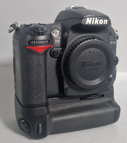 Nikon D7000 Camera Body Only With Battery And Charger And Carry Case