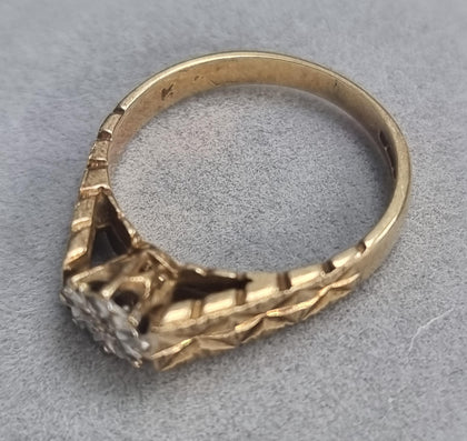 9ct Gold Patterned Diamond Ring Size M