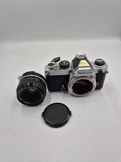 Nikon fm 2605256 with lense and carry case