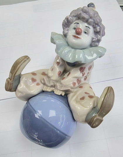 Lladro Clown sat on a ball 5813 figurine