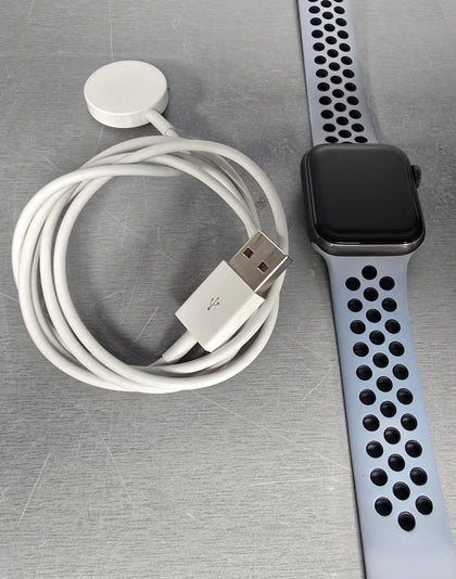 Watch SE (GPS), Space Grey Aluminium, 40mm with strap and charging wire