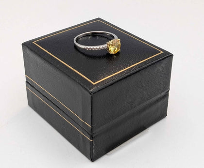 9K WHITE GOLD (375) RING WITH YELLOW STONE, FULLY HALLMARKED. SIZE:P/15, BOXED