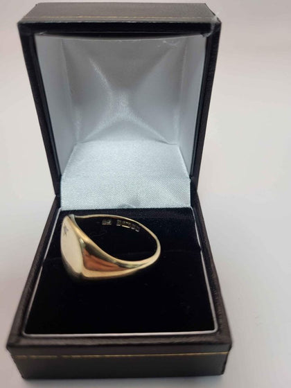 9ct yellow gold signet ring - 6.6g - Size T. Hallmarked.