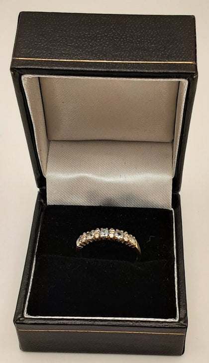 9ct gold ring with dia