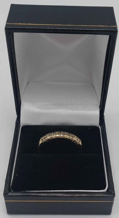 9ct yellow gold ring with white stones 2g Boxed size R hallmarked