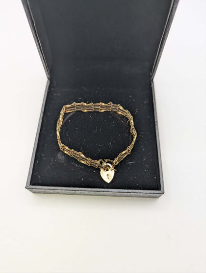 375 9CT HALLMARKED, YELLOW GOLD, 4 BAR GATE LINK BRACELET WITH HEART PADLOCK, 7