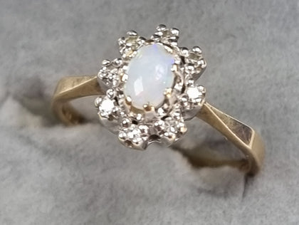 9ct Gold Opal ring size Q