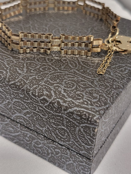 9ct Yellow Gold 3 Bar Crinkled Gate Bracelet with safety chain - 6.66g