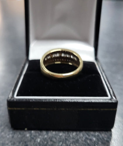 9CT - Yellow Gold Ring With CZ Stones - 3.77g - Size O. Hallmarked