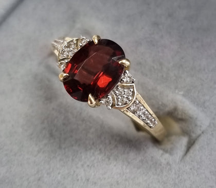 9ct Gold Ring with Red/clear Stones Size 