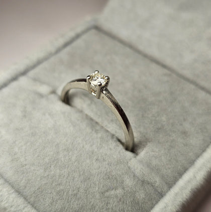 9ct white gold solitaire diamond ring N 1/2