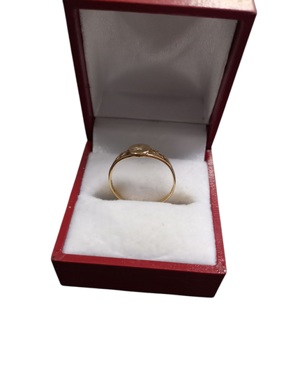 9ct Gold Star Centred Ring 1g