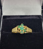 18ct Yellow Gold Ring With Green Stones - 2.89G - Size K