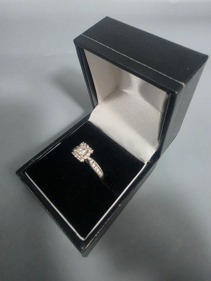 9ct Gold Halo Ring 2.9g 375 HM Size M