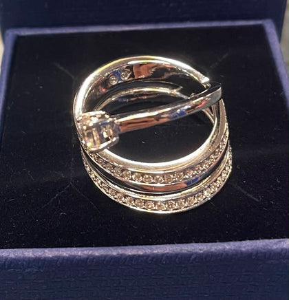 Swarovski ring (Q)