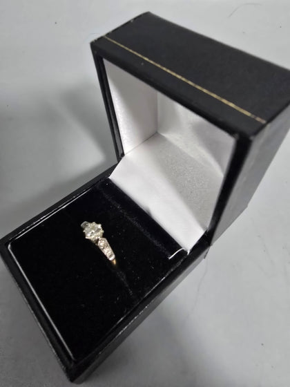 18CT Gold Ring With Stone Size K 2.2G 750