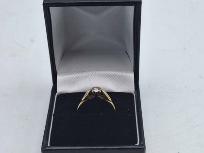 18ct Yellow Gold Ladies Solitaire Ring With CZ Stone - 1.59 Grams - Size O