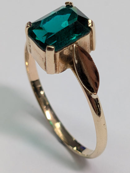 9ct gold ring with large green centre stone