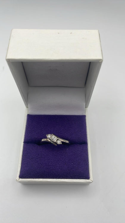9ct white gold ring - M